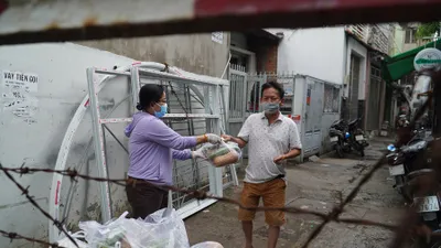 Gò Vấp: Hội Phụ nữ đi chợ giúp bà con trong khu phong tỏa