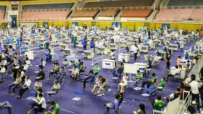 Người dân xếp hàng dài trong đêm để được tiêm vaccine COVID-19