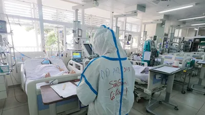 Video: Cận cảnh y bác sĩ Chợ Rẫy giành giật sự sống cho bệnh nhân COVID-19 nặng 