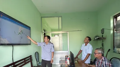 Lực lượng kiểm ngư giám sát các tàu cá đang đánh bắt ngoài khơi