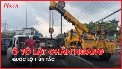 Video: Ô tô lật chắn ngang đường, quốc lộ 1 ùn tắc kéo dài