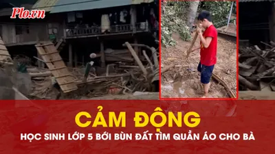 Cháu bé lớp 5 bới bùn đất tìm quần áo cho bà mặc sau cơn lũ ở Nghệ An