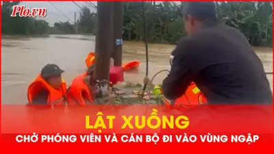 Lật xuồng chở phóng viên và cán bộ đi vào vùng ngập lũ nặng