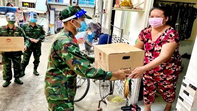 TP.HCM: Bộ đội cùng cán bộ phường xã đi chợ hộ, trao quà tận nhà cho người dân