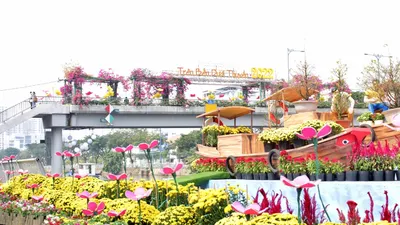 TP.HCM: Nhộn nhịp trên bến dưới thuyền chợ hoa xuân Bến Bình Đông