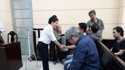 Ngọc Trinh bắt tay 'hòa bình' với Khánh Hoàng, Quý Bình