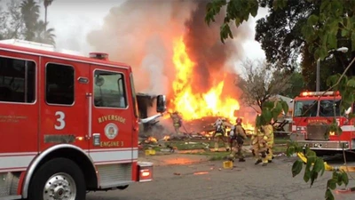 Máy bay lao xuống nhà dân, nhiều nhà bốc cháy ngùn ngụt