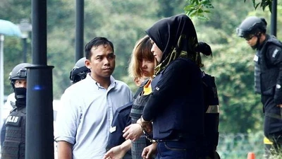 Nghi phạm Đoàn Thị Hương mặc áo chống đạn rời tòa