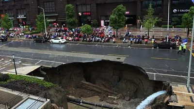 Hố tử thần khổng lồ nuốt chửng xe tải ở Trung Quốc