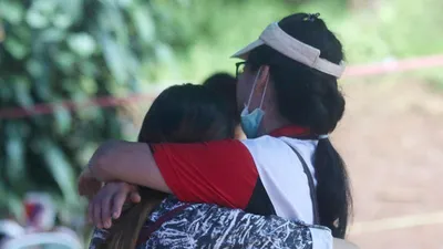 Cha mẹ đội bóng Thái không biết con đã được cứu chưa