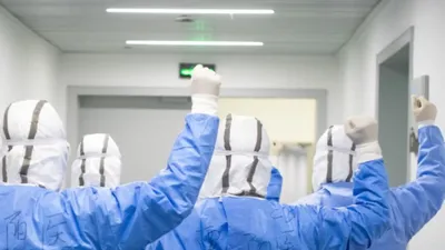 Nhân viên y tế tại Vũ Hán, Trung Quốc nâng cao tinh thần của họ bằng cách cổ vũ cho nhau.