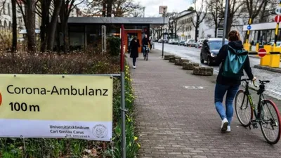 Một biển báo về phòng khám virus Corona treo tại lối vào Bệnh viện ĐH Dresden ở Dresden, Đức. Ảnh: EPA-EFE