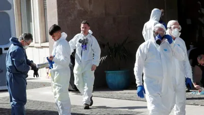 Chuẩn bị khử trùng một tòa nhà tại Rome (Ý) hôm 8-3. Ảnh: REUTERS