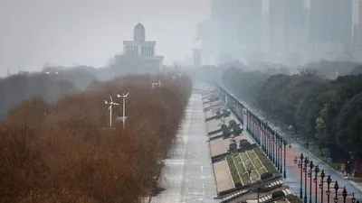 Hai người dân đi bộ qua công viên Jiangtan vắng vẻ hôm 2-1 ở Vũ Hán, tỉnh Hồ Bắc của Trung Quốc. Ảnh: GETTY IMAGES