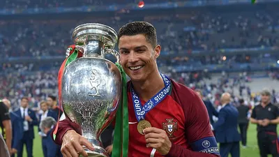 Lần đầu, lần cuối và kỷ lục đang chờ Ronaldo