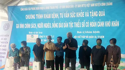 Tặng quà, khám bệnh cho hơn 300 hộ nghèo ở Bình Chánh