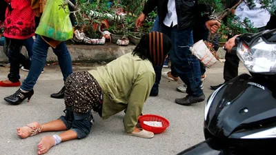Cái bang lăn lê bò toài xin tiền ở lễ hội Phủ Dầy