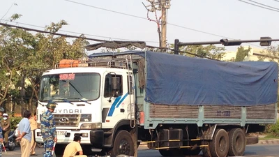 Hai mẹ con thoát chết khi nằm dưới gầm xe tải