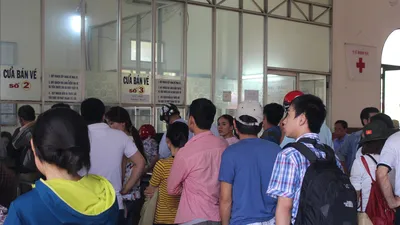 Tàu, xe chật kín khách sau kỳ nghỉ dài ngày