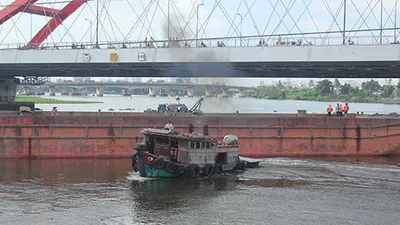 Xà lan kẹt cứng dưới gầm cầu sắt Bình Lợi hơn 2 giờ