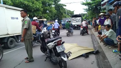 Clip Hoảng loạn vì xe tải phóng quá nhanh, một thanh niên bị tử vong