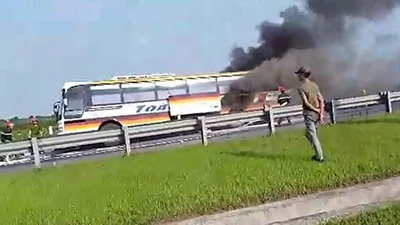 Clip Xe khách đang lưu thông, bỗng bốc cháy dữ dội