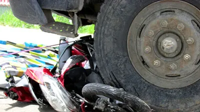 Xe tải cán nát xe máy, một phụ nữ tử vong