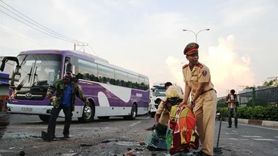 Clip tông xe liên hoàn 5 người bị thương, 7 xe móp méo