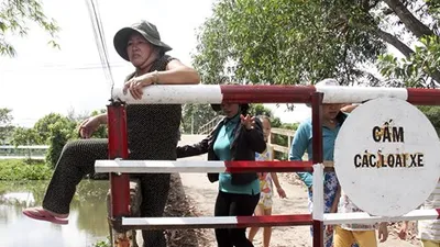 Clip dân khốn khổ vì đường đi bị bít kín