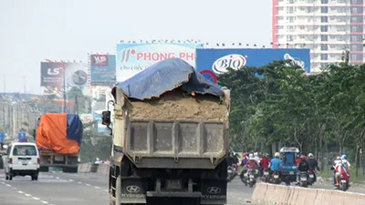 Bụi ‘mù trời’ trên Xa lộ Hà Nội