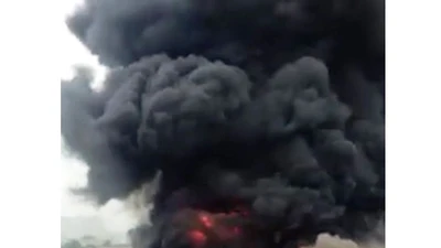 Clip cháy xưởng nhuộm, hàng trăm người hoảng loạn