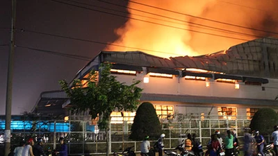 Cháy lớn trong khu công nghiệp Loteco