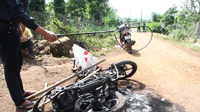 Clip hai thanh niên trộm chó bị đánh chết, đốt xe