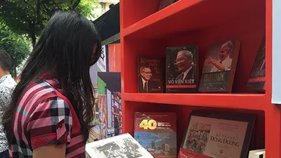 Từ nay, TP.HCM có một con đường sách dưới không gian me xanh