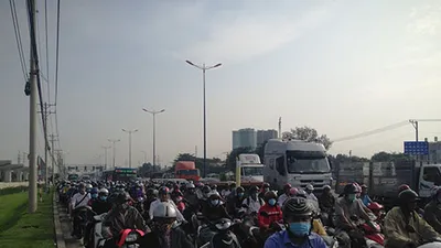 Xế hộp tông xe tải, xa lộ Hà Nội kẹt như nêm