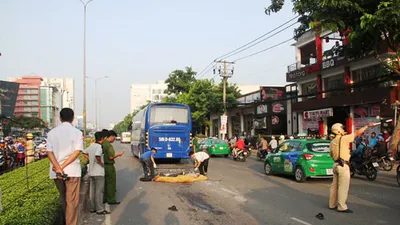 Vấp lõi cáp, người đàn ông bị xe khách cán tử vong