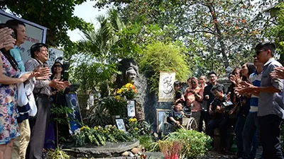 Hàng trăm người viếng thăm mộ Trịnh Công Sơn 