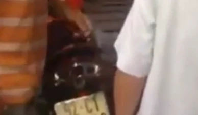 Người dân bắt 1 phụ nữ lẻn vào phòng ngủ trộm vàng