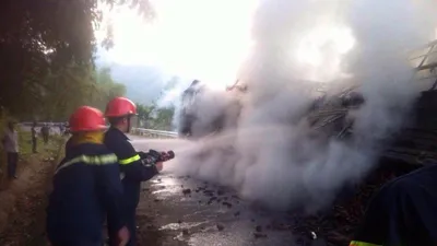 Xe tải cháy trên đèo Violắc 