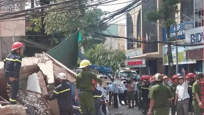 Nhà 3 tầng bất ngờ đổ sập, nghi nhiều người bị vùi lấp