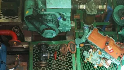 Máy 8 tàu vỏ thép hư hỏng là hàng trôi nổi, cải hoán