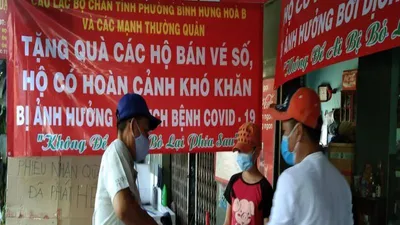 Bình Tân: 1.100 phần quà đến tay người nghèo bán vé số