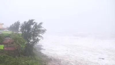 Bão số 10 đang tiến gần vào bờ biển Nghệ An-Quảng Trị