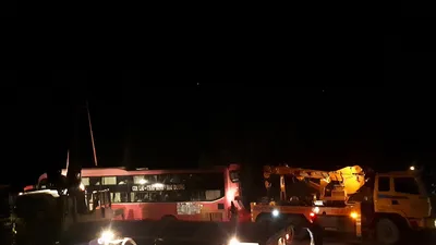 Đánh lái tránh ô tô tải lật ngang, xe khách lao vào vách núi