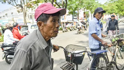Những ông lão đạp xe thồ vất vả mưu sinh ngày cuối năm