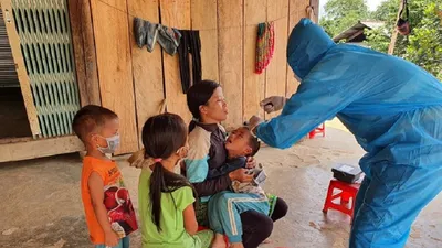 Khám sàng lọc cho người dân để phòng ngừa bạch hầu ở Tây Nguyên. Ảnh: CTV