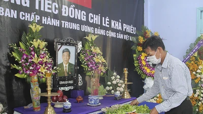 Làng biển ở Huế lập bàn thờ nguyên Tổng Bí thư Lê Khả Phiêu