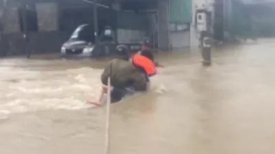 Lũ ở Huế lên nhanh, sơ tán dân khỏi vùng nguy hiểm