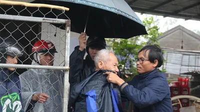 Người dân vùng tâm bão khẩn trương di dời, giằng chống nhà cửa