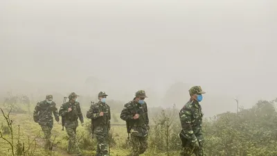 Hình ảnh lính biên phòng tuần tra giữa trời đông giá rét